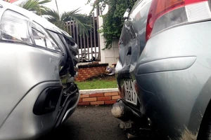 Ô tô đâm nhau liên hoàn, người đi đường hoảng hốt