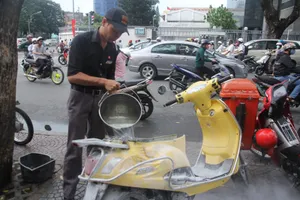 Hết hồn vì xe máy đang chạy bỗng bốc cháy ngùn ngụt