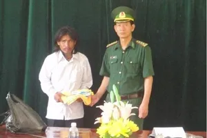 Cứu một người Lào trôi dạt trên biển 