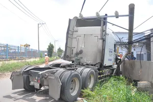 Xe container húc đổ cột điện, đâm nứt tường nhà dân