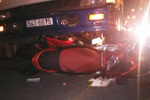 Ba xe máy bị tải cuốn vào gầm khi đang dừng đèn đỏ