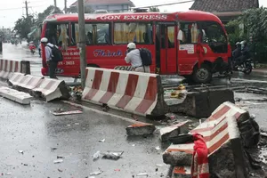 Xe khách mất lái, đâm vào dải phân cách làm 10 người bị thương