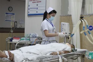 Bị máy cuộn kẹp cổ, một công nhân nguy kịch