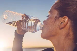 5 cách uống nước sai lầm