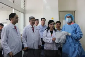 Bộ trưởng Y tế thăm điều dưỡng bị bệnh nhân tâm thần đổ xăng đốt cháy