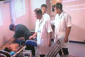 Hội chẩn giữa BV quân y 175 với tàu HQ561 cứu quân nhân hôn mê