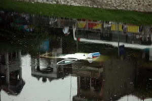 Tò mò lái thử taxi rồi đâm xuống sông Tô Lịch