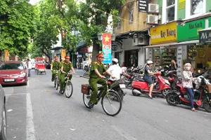 Chùm ảnh cảnh sát trật tự phường Tràng Tiền tuần tra bằng xe đạp