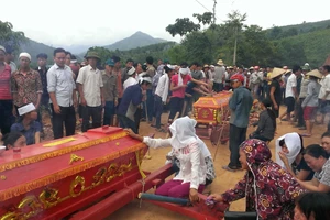 Thảm sát Yên Bái: Tang thương đám tang 3 cỗ quan tài
