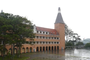 Chùm ảnh: Ngôi trường thu hút khách du lịch nhất ở Đà Lạt