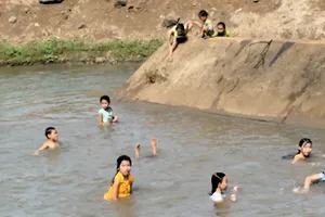 Tắm sông, bé gái bị té thủng tầng sinh môn