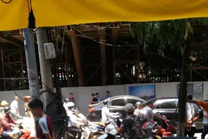 Dự án đường sắt trên cao Cát Linh-Hà Đông: Thanh sắt lại rơi trúng ô tô