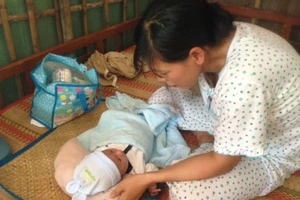 Những hình ảnh đầu tiên của bé sơ sinh bị đâm vào đầu khi về tới nhà