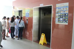 Cụ ông gãy chân vì thang máy bệnh viện rơi tự do