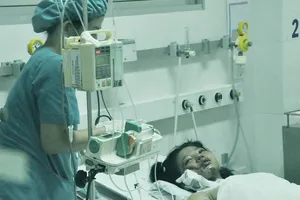 Bé gái bị mẹ tưới xăng đốt nhiễm trùng huyết nặng