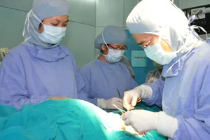 Coi chừng con trẻ bị thủng ruột- bàng quang 