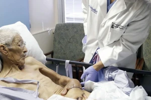 Ủ bàn tay bị bỏng trong ổ bụng để tránh đoạn chi