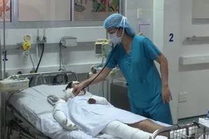 Bé gái bị mẹ tưới xăng đốt từ chối nói chuyện với BS tâm lý