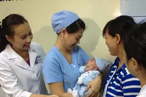 Bé bị đâm dao vào đầu tái khám, cân nặng tăng 0,5 kg