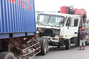 Xe tải cẩu húc vào đuôi container, giao thông ùn ứ