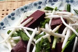 Suýt chết sau khi ăn huyết heo xào giá đỗ