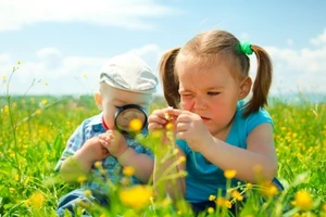 Chơi ngoài trời giúp trẻ giảm cận thị 