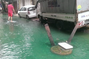 Đường ngập nước xanh lè giữa Thủ đô