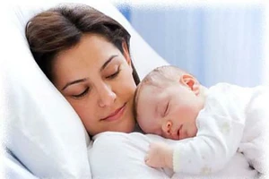 Lưu ý cho các bà mẹ khi ngủ cùng em bé