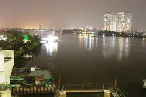 Đội mưa tìm cô gái nhảy cầu Sài Gòn