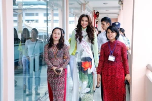 Hoa hậu Hoàn vũ Phạm Hương về thăm trường