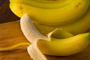 Tại sao chúng ta nên ăn cả vỏ chuối?