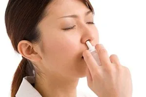 Thuốc xịt mũi chứa dexamethasone có gây teo niêm mạc mũi?