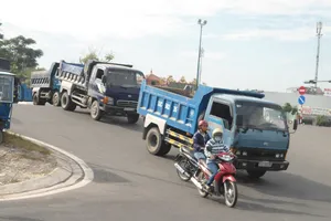 Nguy hiểm rình rập khi chờ đèn đỏ