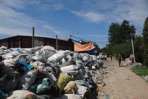 ‘Đột kích’ khu sơ chế chất thải chui lớn nhất Sài Gòn