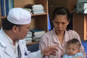 Bé bị dao đâm vào đầu bị viêm màng não mủ nặng