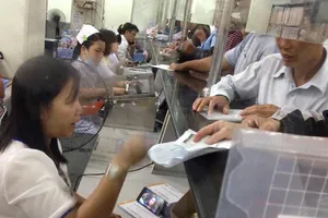 Đình chỉ công tác nhân viên vừa thu viện phí vừa xem phim