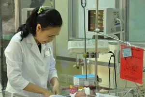 Bé bị đâm vào đầu vẫn còn sốt do viêm màng não mủ