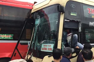 Vừa ra khỏi nhà vệ sinh, bị xe khách tông nhập viện