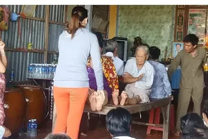 Lật tẩy thầy lang chữa bệnh bằng… nước lã