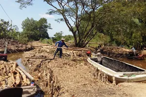 Cho xáng cuốc dỡ bỏ con đập làm người dân 'sạch túi'