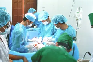 Điều máy bay ra Trường Sa cứu bệnh nhân bị đứt tụy