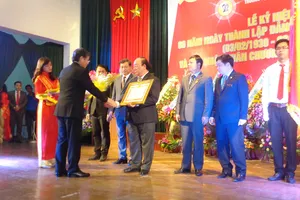 ĐH Sư phạm Đà Nẵng đón nhận huân chương Lao động hạng Nhất