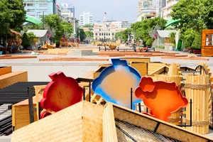  Đường hoa Nguyễn Huệ tết Bính Thân đang dần hoàn thiện