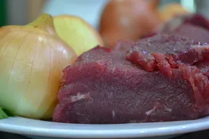 Mẹo đơn giản mua được thịt bò sạch, không bị bơm nước để ăn tết