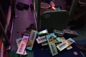 Bắt giữ xe giường nằm chở thuốc lá và rượu lậu