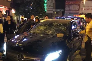  Đánh ghen, cô gái bị ném vỡ kính xe Mercedes 