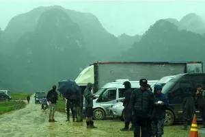 Đoàn làm phim ‘King Kong’ vất vả dưới mưa rừng nhiệt đới