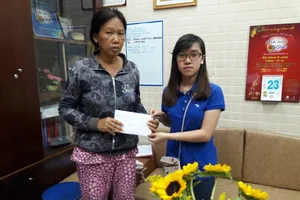 Bạn đọc báo Pháp Luật TP.HCM ủng hộ chị Khuê hơn 130 triệu đồng