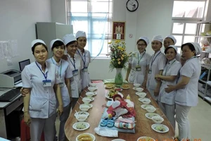 Bệnh viện tổ chức đầy tháng cho bé gái bị bỏ rơi