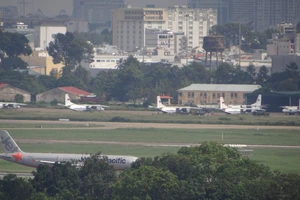 Lo nạn xả rác gây ngập sân bay Tân Sơn Nhất